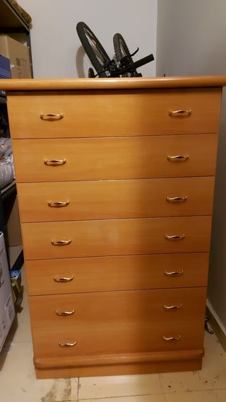 Cómoda de madera con tiradores dorados