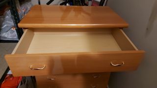 Cómoda de madera con tiradores dorados