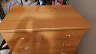 Cómoda de madera con tiradores dorados