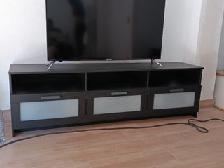 Mueble de TV negro con puertas de cristal
