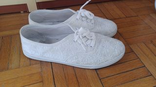 Scarpe da ginnastica bianche con pizzo