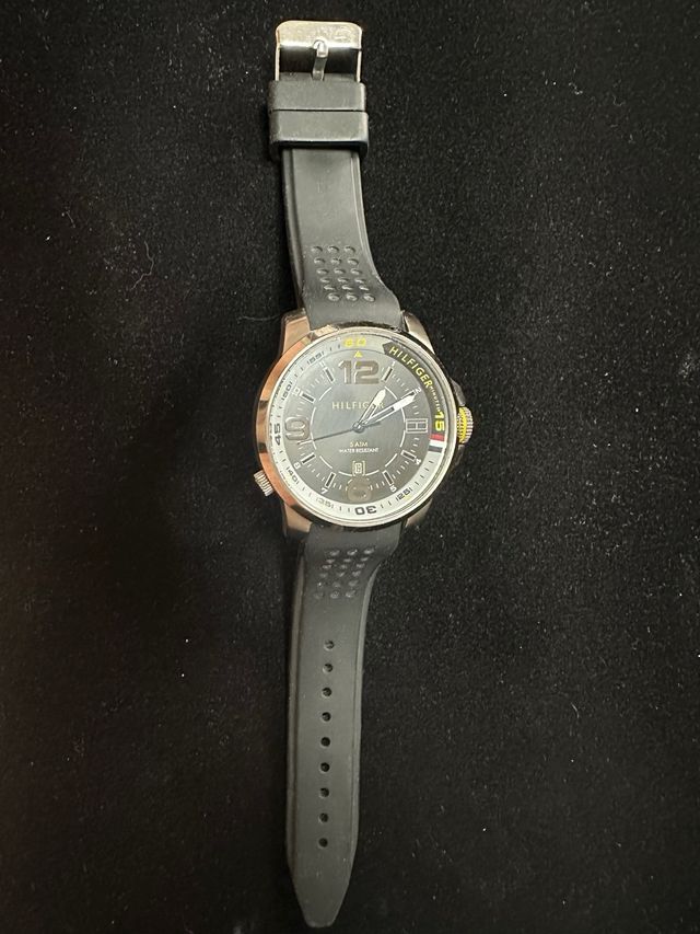 Reloj Tommy Hilfiger Negro y Plateado