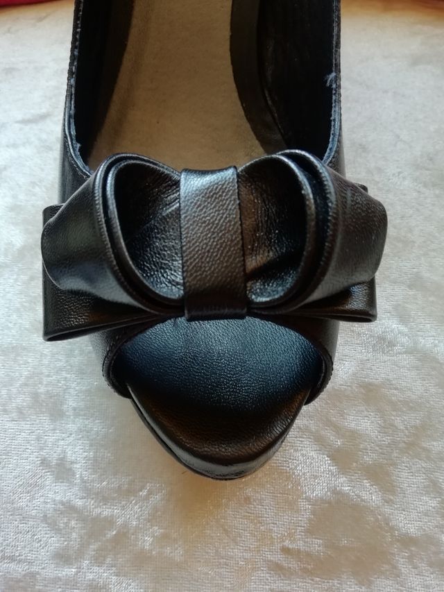 Scarpe Menbur in pelle con nastro nero