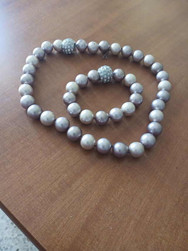Collar y pulsera de perlas. Se tiene que pasar.