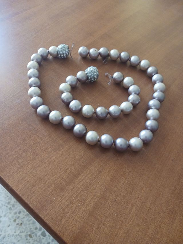 Collar y pulsera de perlas. Se tiene que pasar.