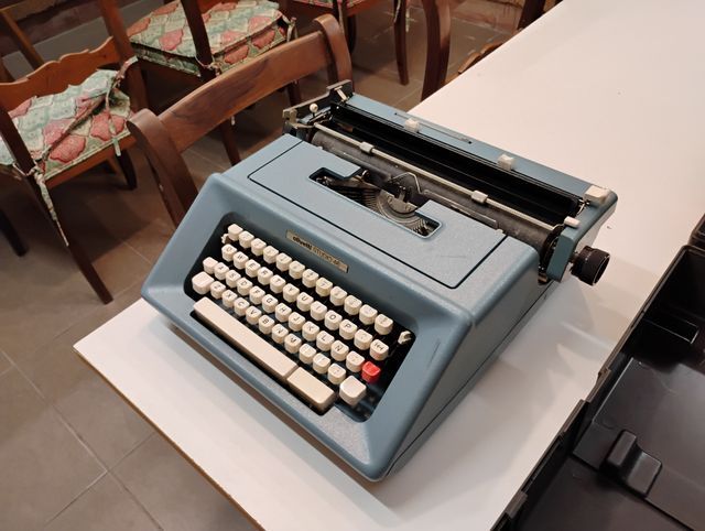 Macchina da scrivere Olivetti
