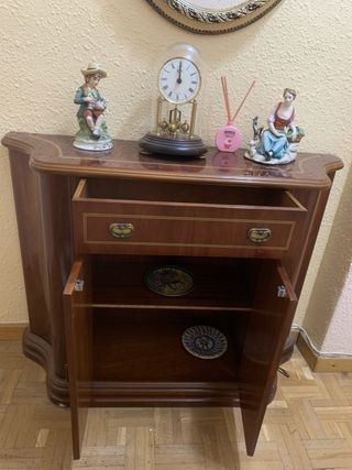 Mueble de entrada madera y detalles dorados