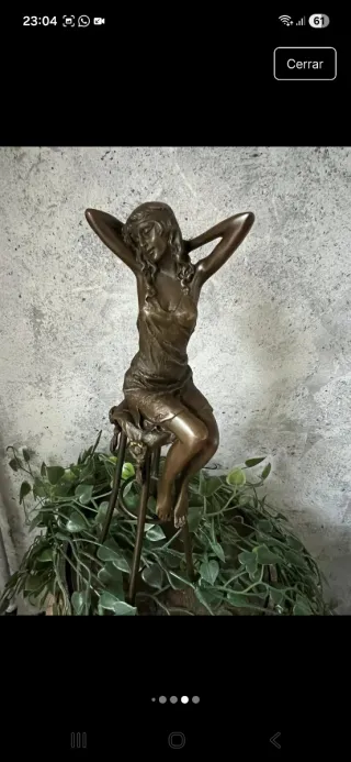 Figura de bronce mujer sentada
