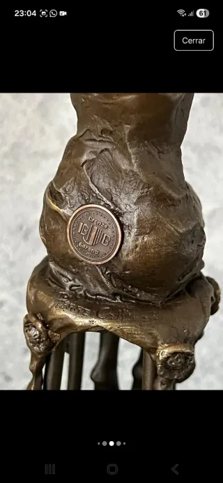 Figura de bronce mujer sentada