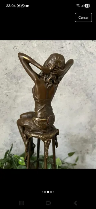 Figura de bronce mujer sentada