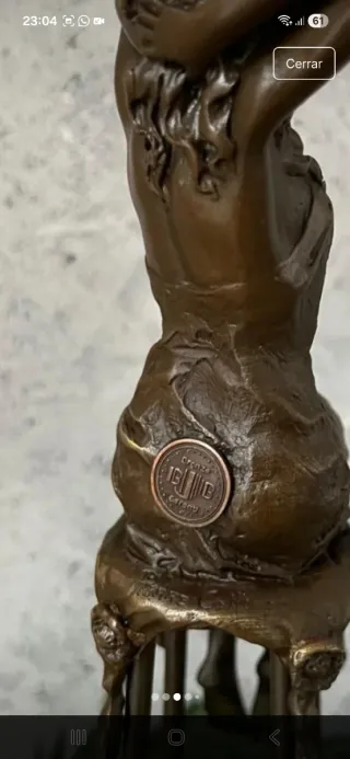 Figura de bronce mujer sentada