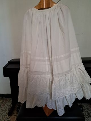 Enagua regional blanca