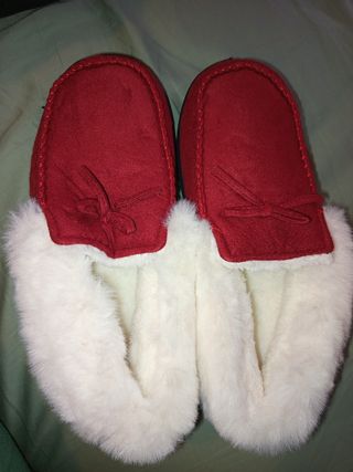 Zapatillas de invierno rojas y blancas