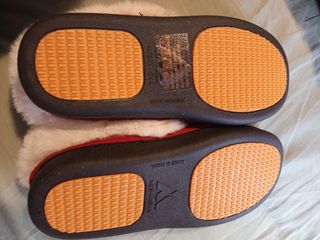 Zapatillas de invierno rojas y blancas