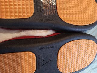 Zapatillas de invierno rojas y blancas