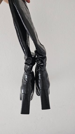 Stivali neri effetto coccodrillo