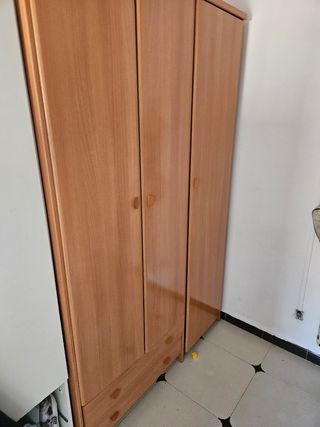 Armadio in legno a 3 ante