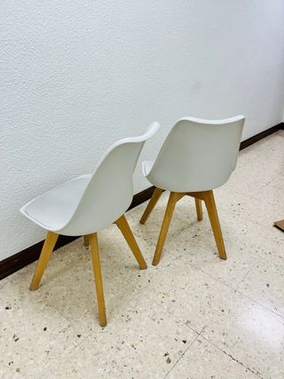 Sillas de oficina blancas y madera