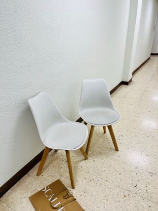 Sillas de oficina blancas y madera