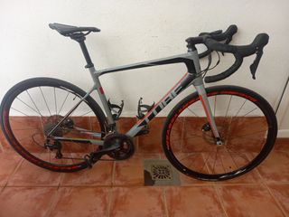 Bicicleta de carretera de carbono 
Cube Attain Pro