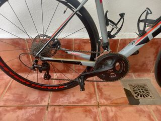 Bicicleta de carretera de carbono 
Cube Attain Pro