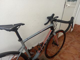 Bicicleta de carretera de carbono 
Cube Attain Pro