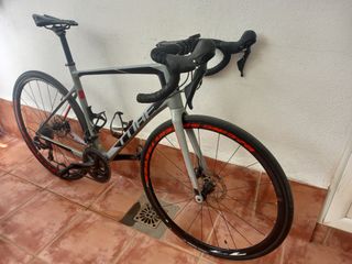 Bicicleta de carretera de carbono 
Cube Attain Pro