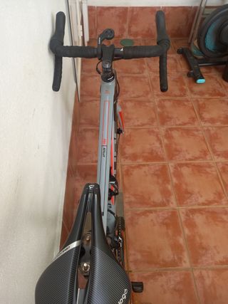 Bicicleta de carretera de carbono 
Cube Attain Pro