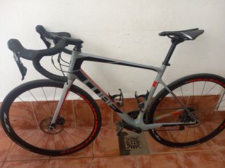 Bicicleta de carretera de carbono 
Cube Attain Pro
