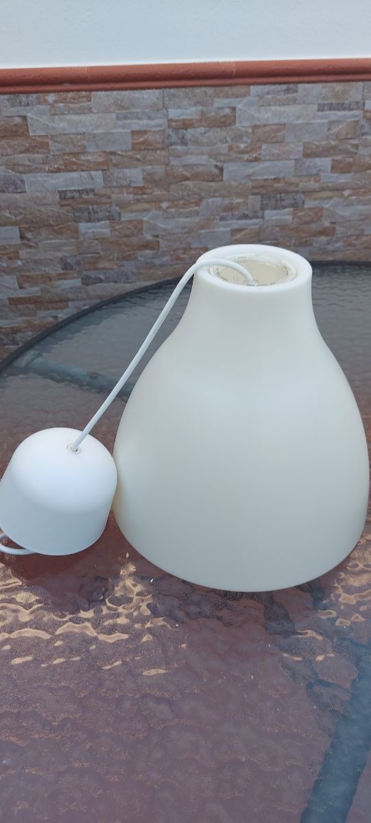 Lámpara colgante blanca de pasta.