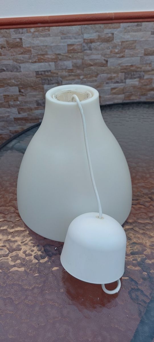 Lámpara colgante blanca de pasta.