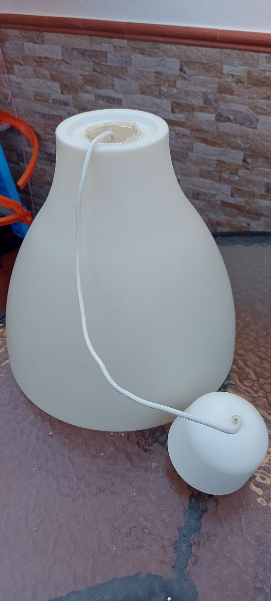 Lámpara colgante blanca de pasta.