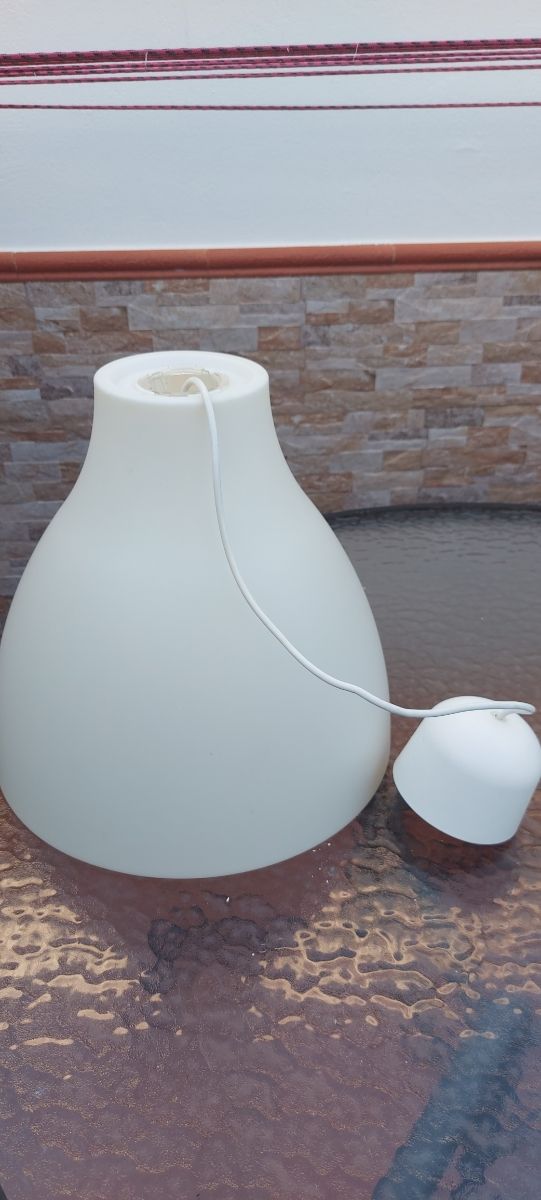 Lámpara colgante blanca de pasta.