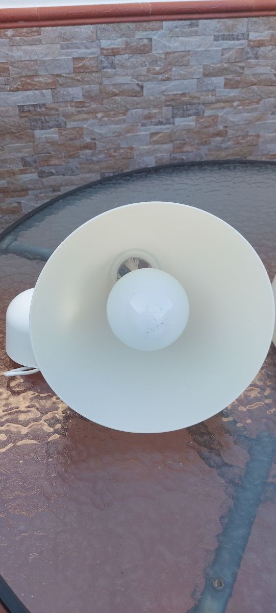 Lámpara colgante blanca de pasta.