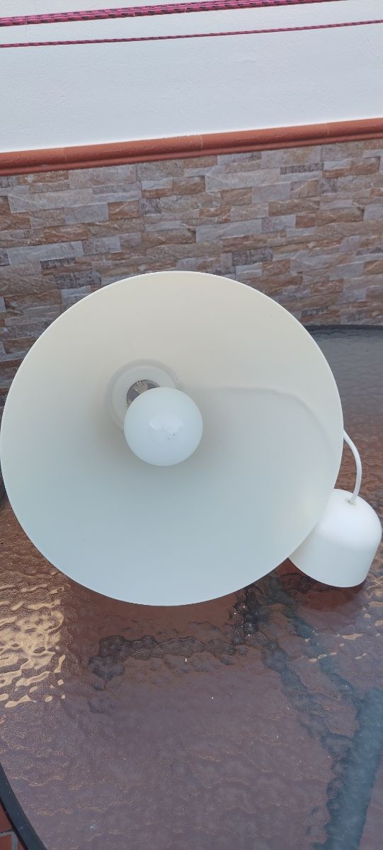 Lámpara colgante blanca de pasta.