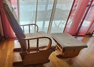 Mecedora de madera con reposapiés