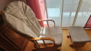 Mecedora de madera con reposapiés