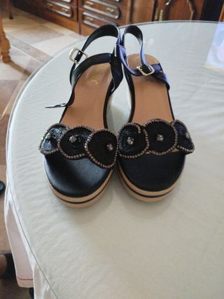 Sandalias de mujer con adornos