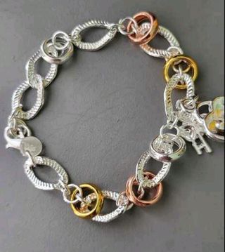 Pulsera bañada en plata con corazón y cerradura.