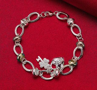 Pulsera bañada en plata con corazón y cerradura.