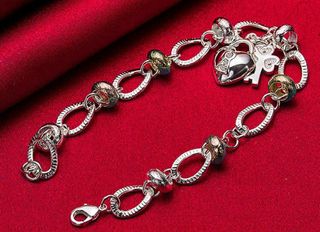 Pulsera bañada en plata con corazón y cerradura.