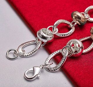 Pulsera bañada en plata con corazón y cerradura.