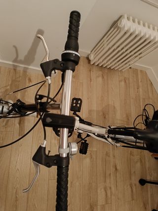 Bicicleta plegable urbana blanca