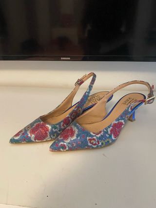 Scarpe con tacco blu ricamate