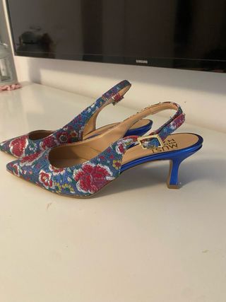 Scarpe con tacco blu ricamate