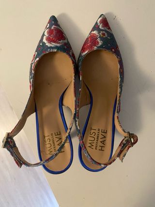 Scarpe con tacco blu ricamate