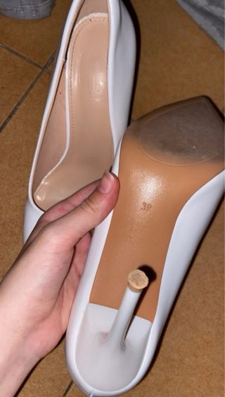 Tacones blancos elegantes