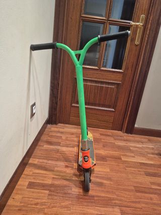 Patinete naranja y verde