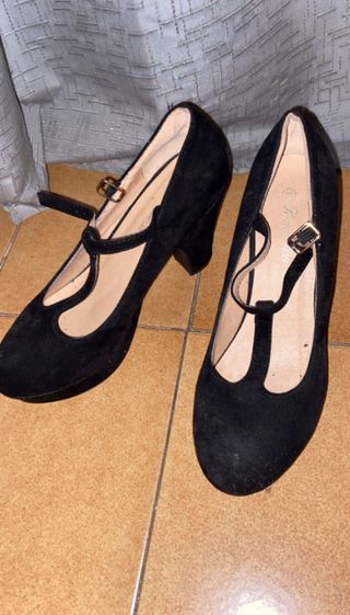 Tacones negros con tira y hebilla