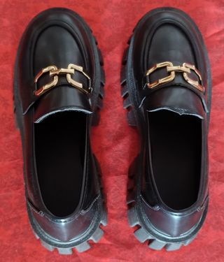 Zapatos para mujer negros con detalle dorado